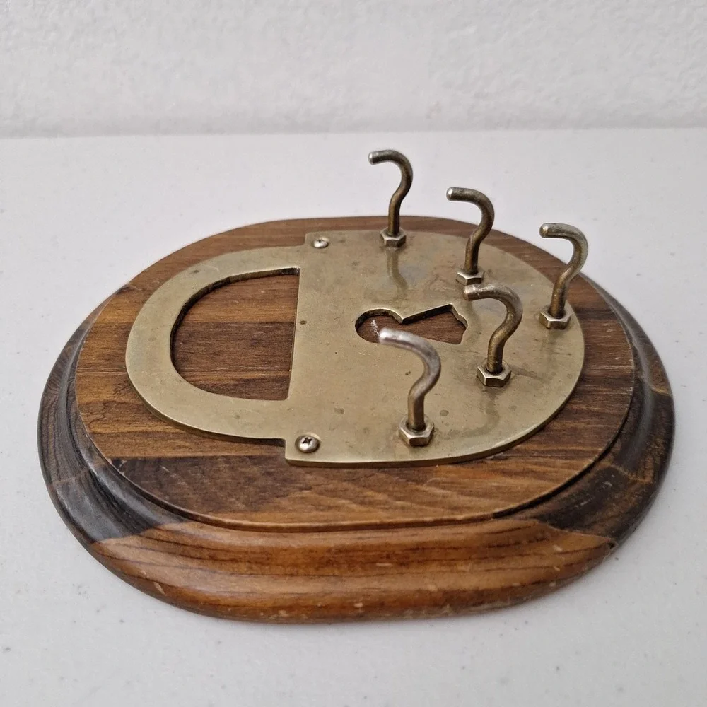 Vintage Brass Padlock Shaped Wall Key Holder Solid Wood Plaque 5 Hooks Hanging